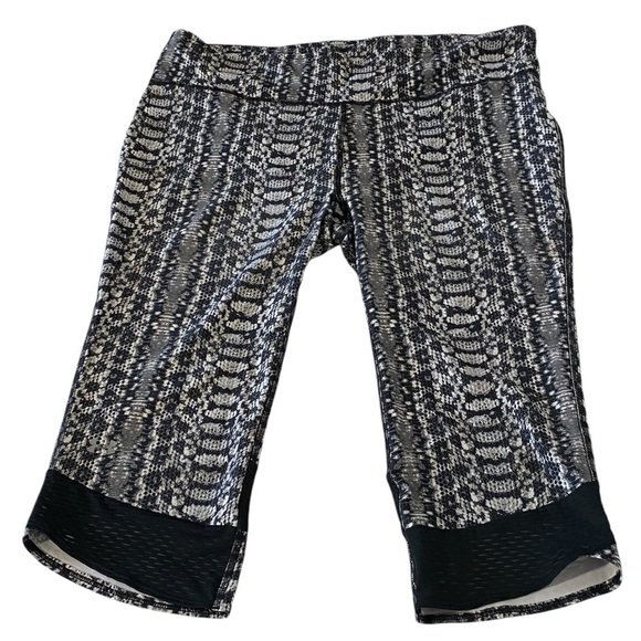 Under Armour Mesh Panel Snake Skin Pattern Capri Pants - Picture 3 of 7